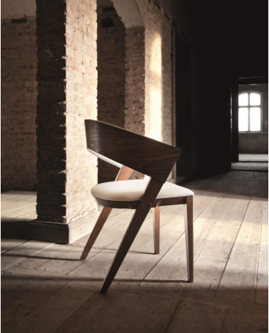 Fotel z podłokietnikami Cosy B-1404, dębowy, tapicerowane siedzisko i oparcie, FAMEG Fotel z podłokietnikami Cosy B-1404, dębowy, tapicerowane siedzisko i oparcie, FAMEG