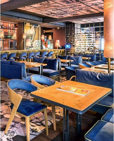 Fotel z podłokietnikami Cosy B-1404, bukowy, tapicerowane siedzisko i oparcie, FAMEG Fotel z podłokietnikami Cosy B-1404, bukowy, tapicerowane siedzisko i oparcie, FAMEG