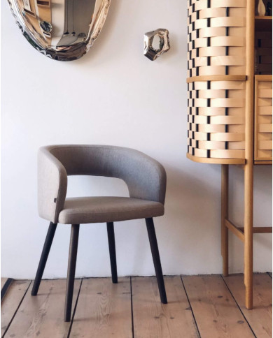 Fotel z podłokietnikami Cube B-1523, dębowy, tapicerowane siedzisko i oparcie, FAMEG Fotel z podłokietnikami Cube B-1523, dębowy, tapicerowane siedzisko i oparcie, FAMEG