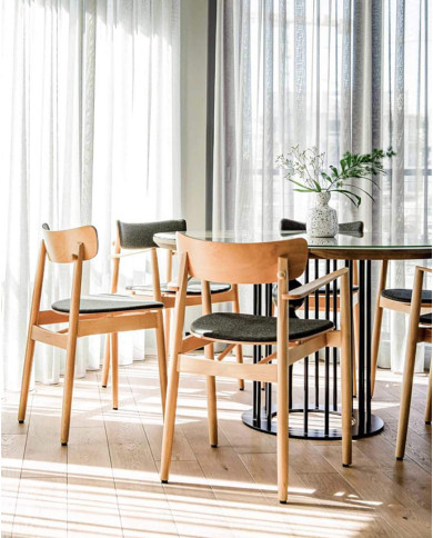 Fotel z podłokietnikami Nopp B-1803/1, bukowy, tapicerowane siedzisko i oparcie, FAMEG Fotel z podłokietnikami Nopp B-1803/1, bukowy, tapicerowane siedzisko i oparcie, FAMEG