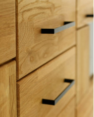 Komoda Raro RE-15, dwudrzwiowa z wnęką i szufladami, przeszklona, front dąb lity olejowany, SIUDY