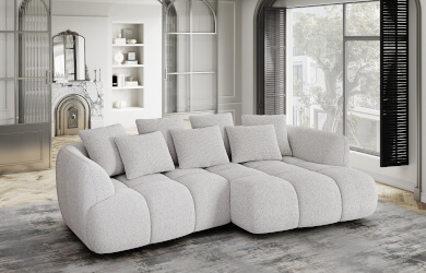 szary narożnik z poduszczkami i poduchami oparciowymi do salonu w kształcie litery L