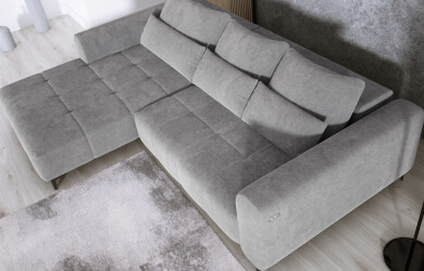 narożnik z luźnymi poduchami oparciowymi i lezwiowymi oraz elektrycznie wysuwanym siedziskiem