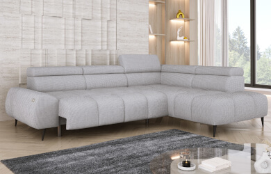 nowoczesny narożnik do salonu z elektrycznie wysuwanym siedziskiem i regulowanymi zagłówkami, posiada czarne metalowe nóżki