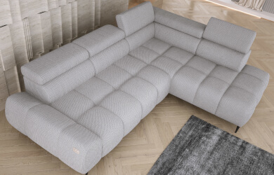 nowoczesny narożnik do salonu z elektrycznie wysuwanym siedziskiem i regulowanymi zagłówkami, posiada czarne metalowe nóżki