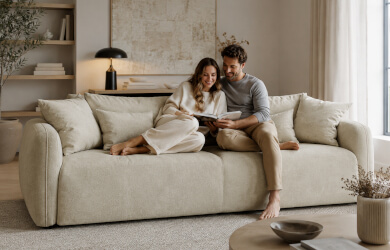 elegancka sofa do salonu z funkcją spania codziennego i pojemnikiem na pościel