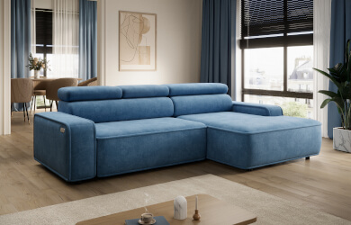 niebieski narożnik liam do salonu z wysuwanym siedziskiem i regulowanymi zagłówkami, mebel posiada gładkie siedziska i oparcia oraz grubą lamówkę na krawędziach, całośc spoczywa na czarny 5 cm nóżkach