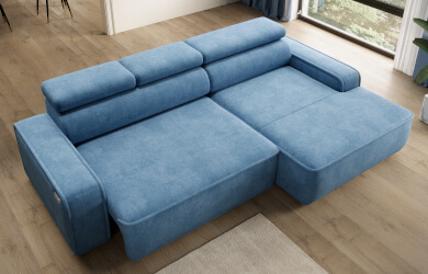 niebieski narożnik liam do salonu z wysuwanym siedziskiem i regulowanymi zagłówkami, mebel posiada gładkie siedziska i oparcia oraz grubą lamówkę na krawędziach, całośc spoczywa na czarny 5 cm nóżkach