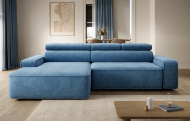 niebieski narożnik liam do salonu z wysuwanym siedziskiem i regulowanymi zagłówkami, mebel posiada gładkie siedziska i oparcia oraz grubą lamówkę na krawędziach, całośc spoczywa na czarny 5 cm nóżkach