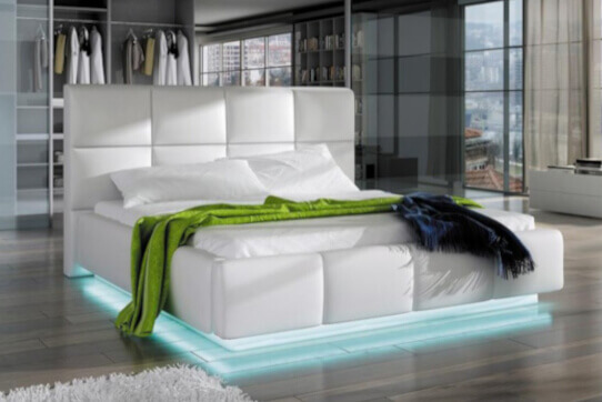 Podświetlane łóżka tapicerowane w nowoczesnych aranżacjach, z wysokim szczytem