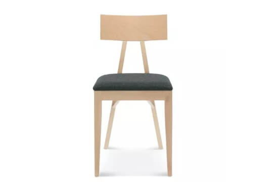 Minimalistyczne krzesła drewniane z tapicerowanym siedziskiem