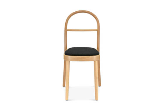 Minimalistyczne krzesła z giętym oparciem