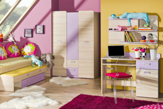 Meble dziecięce z multifunkcyjnym łóżkiem i szafą z dodatkiem koloru fioletowego